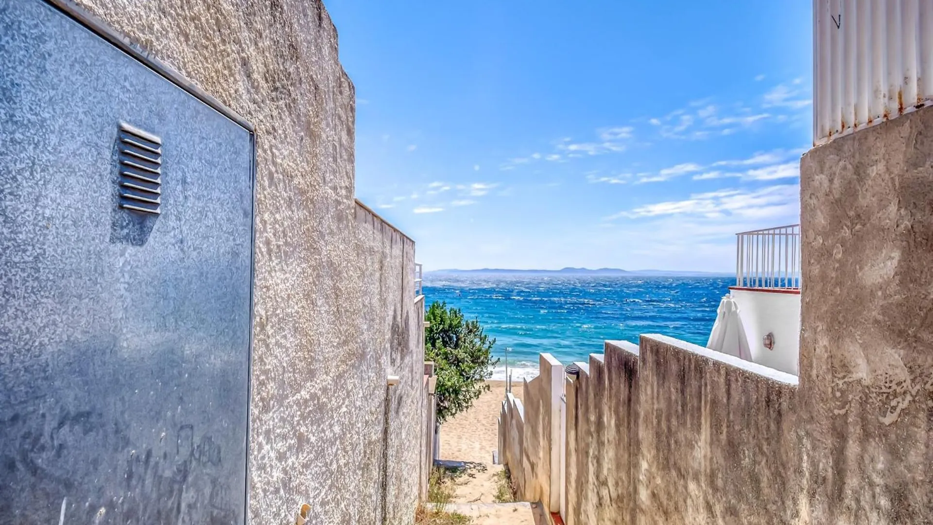 Pretty Apartment With Balcony Montjoi Spanien