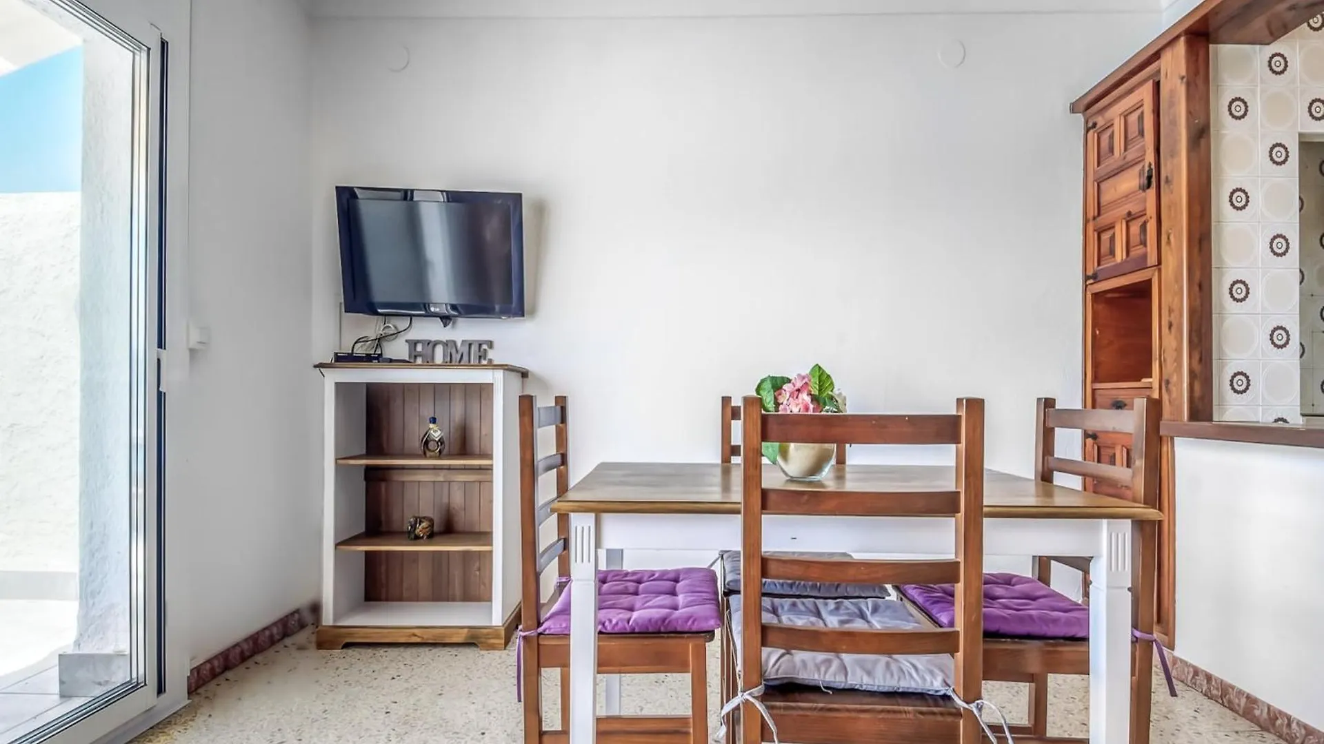 Pretty Apartment With Balcony Montjoi Spanien